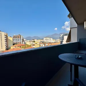 https://new-bazaar-cozy-apartment-on-a-very-secure-building.hotels-in-tirana.com
